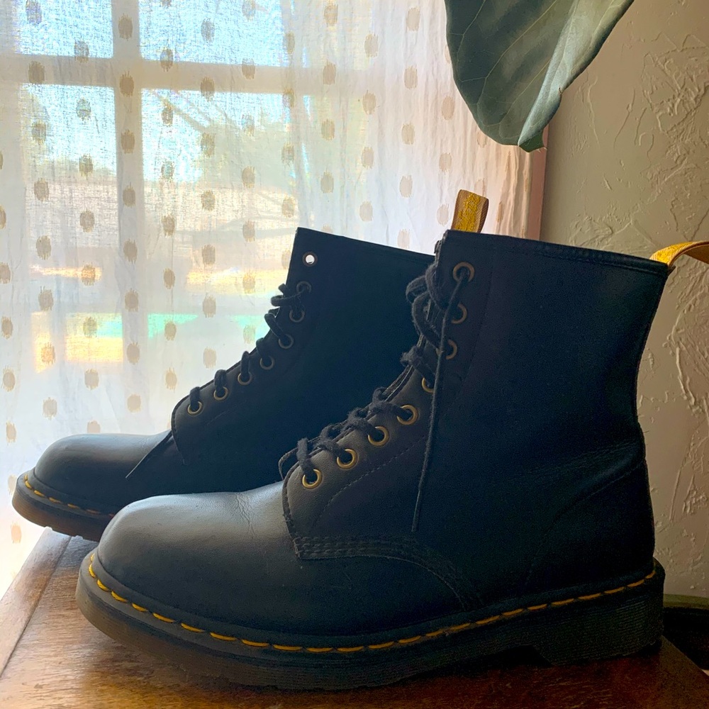 Men’s classic black Dr. Marten boots